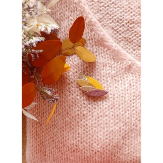 Broche en chutes de cuir Mackenzie, couleur Mauve et moutarde réalisée par la marque May & June